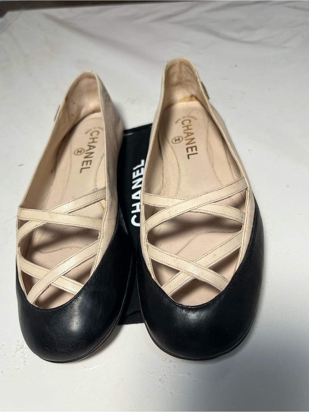 CHANEL Black Leather Ballet Flats with Cream Cross-Strap